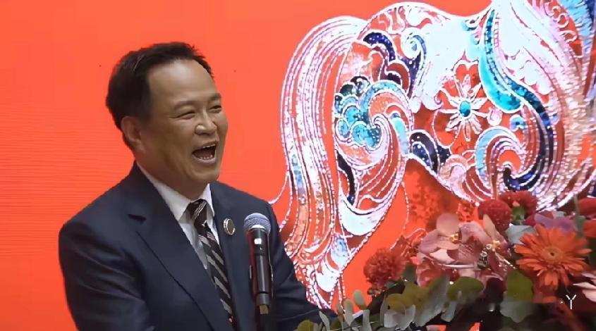 今年春节，泰国总理阿努廷的中文拜年成了全网名场面，这事全是真的，一点不夸张。
作