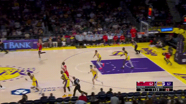 湖人超级球星詹姆斯真是太“嚣张”了！在今天湖人主场迎战公牛的比赛中，当时比赛进行