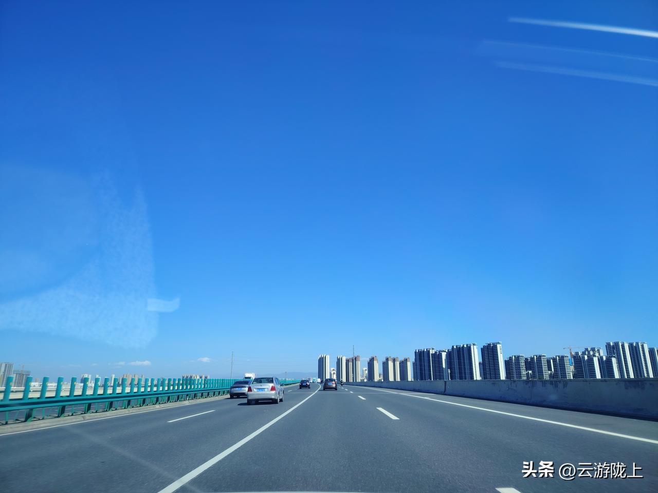 诗歌：棱角
心直口快
被说成情商太低
再遇事便只好三缄其口
仗义执言
被斥作爱出