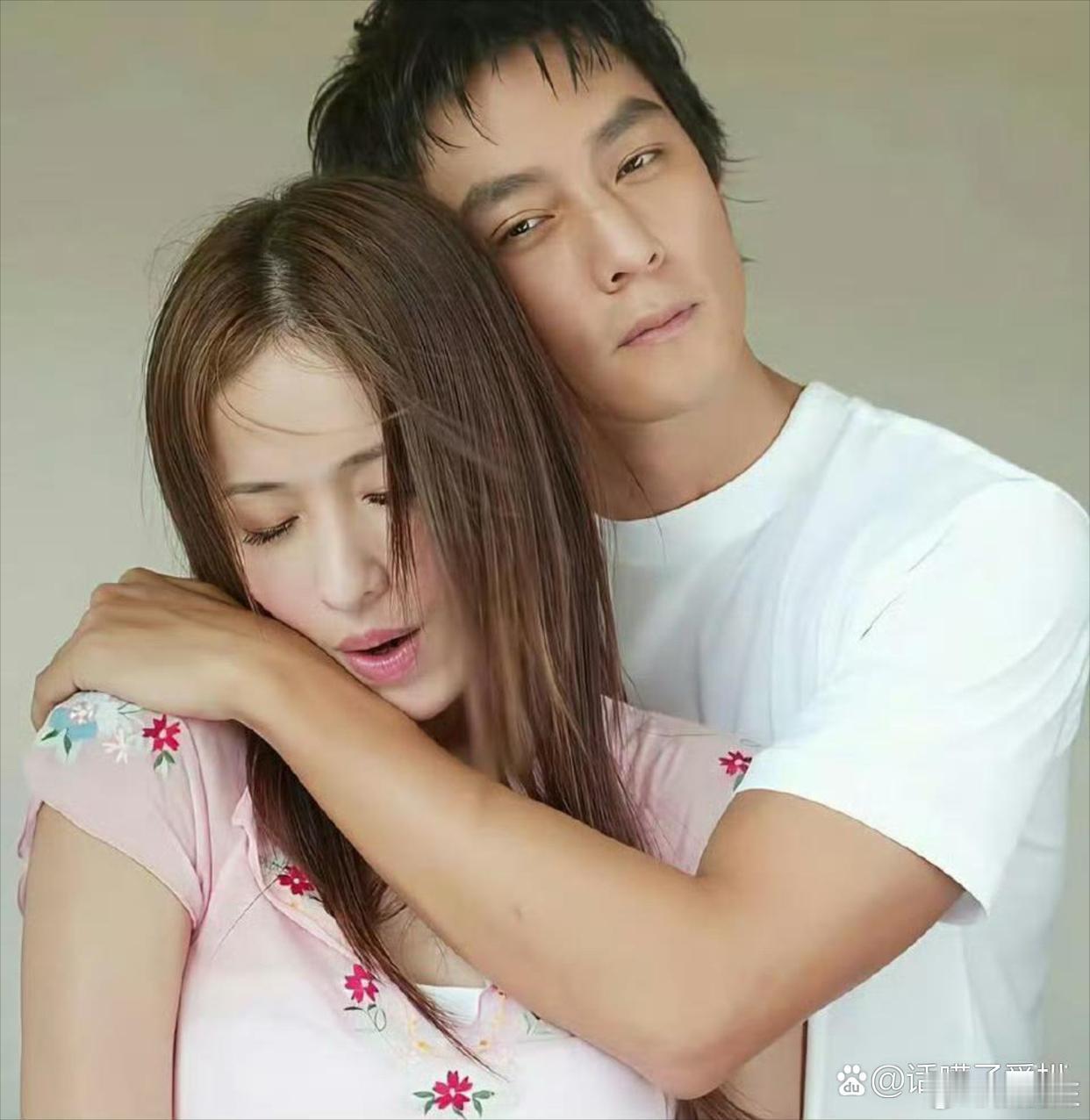 2001年吴彦祖萧亚轩拍情侣写真，当年俩满脸的胶原蛋白老嫩了 