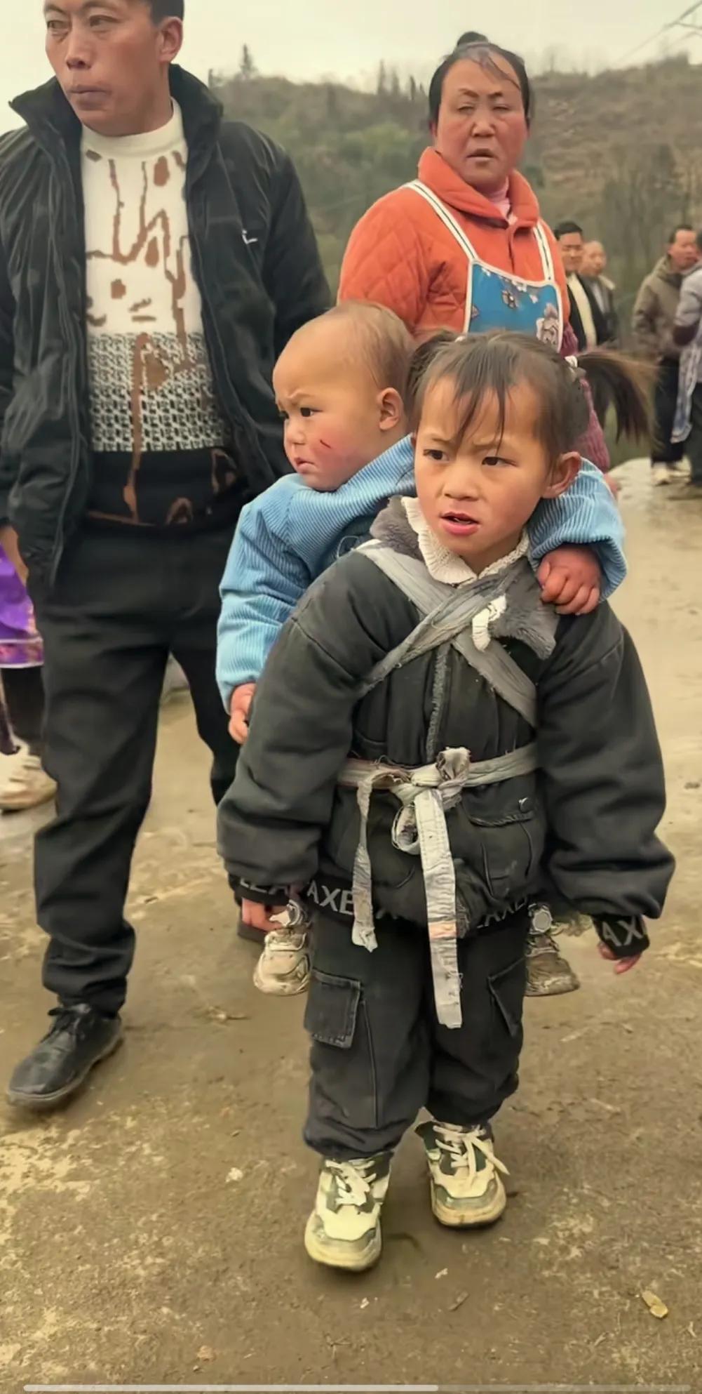 终于明白云贵川的孩子，长不高的原因了。
从小肩膀上都是超重负荷，正在长高的身体，