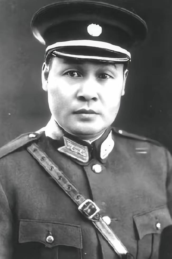 1949年，杀害我党300多人的国军中将杨虎登上天安门，参加了开国大典，谁知10