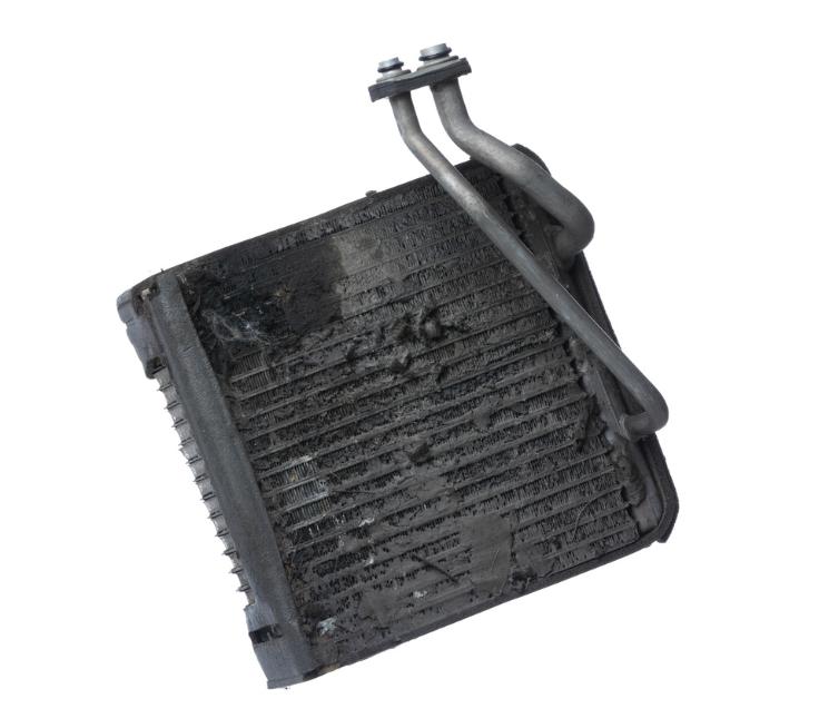 空调长时间不清洗，内部滋生的细菌和灰尘，会对人体呼吸道造成哪些伤害？

天一热，