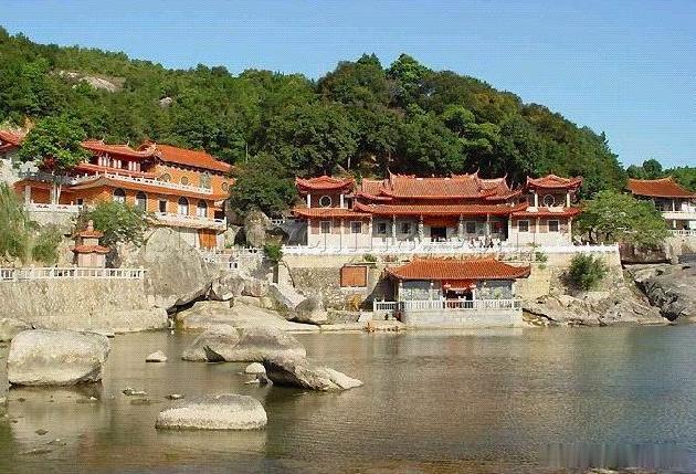 【九鲤湖】九鲤湖碧波荡漾，清澈透明，远山近景倒映湖中，静影沉壁，胜似 图画，九鲤