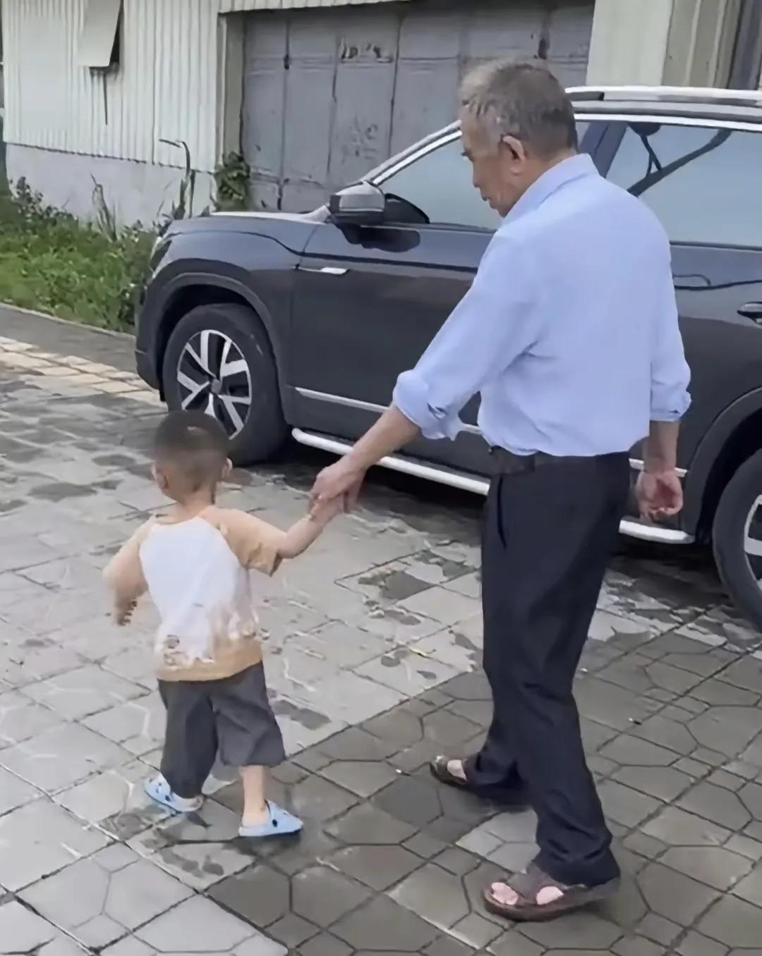 李鑫养父带孙子散步，供书教学成家立业，现在又帮忙带小孩真伟大
李鑫的养父带着孙子