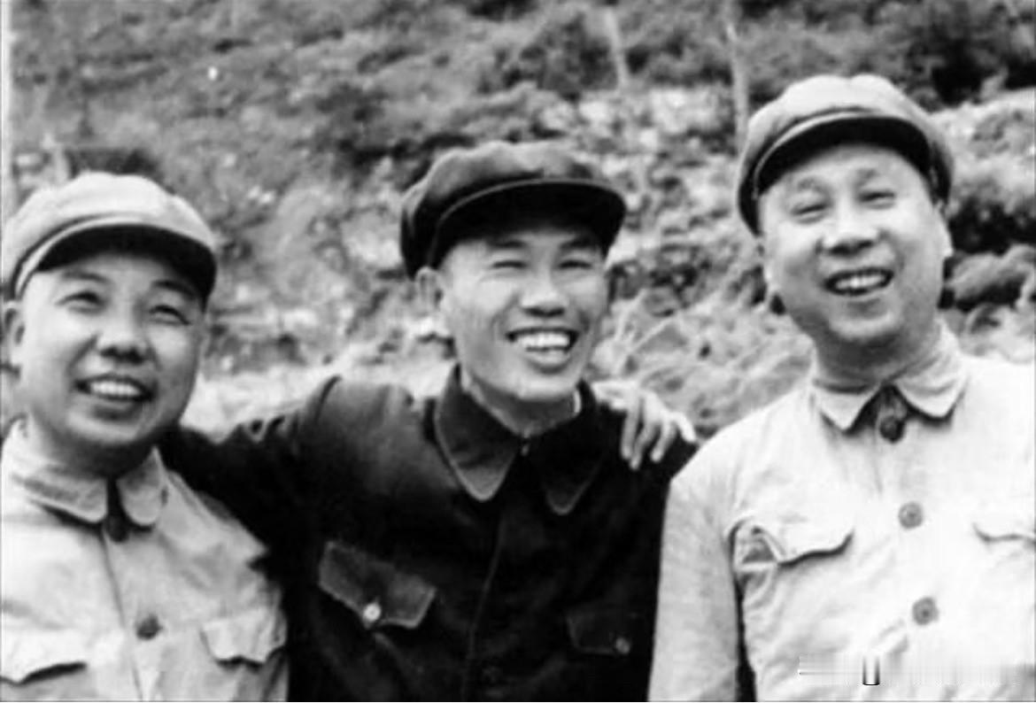 上世纪八十年代，左起为萧华、邓华、甘泗淇合影，三人同为57位开国上将里的正兵团级
