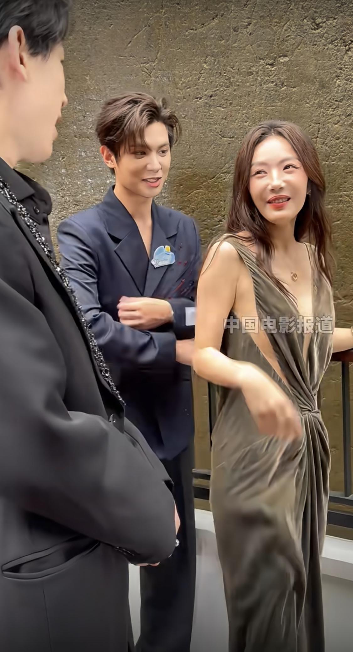 蔡文静、辛云来、黄明昊在台下热聊。

在中国电影大数据荣耀之夜，三人越聊越开心，