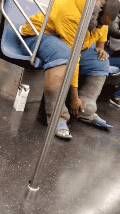 先斩你两条腿让你生不如死：美国流浪汉斩杀线不会让你痛快死的！这是美国网友在地铁上