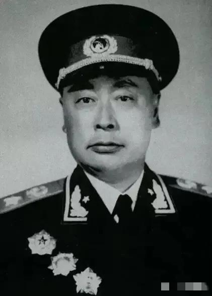 1955年全军授衔之前，刘少奇坚持反对给陈毅授元帅军衔，周恩来听闻此事，立马写了