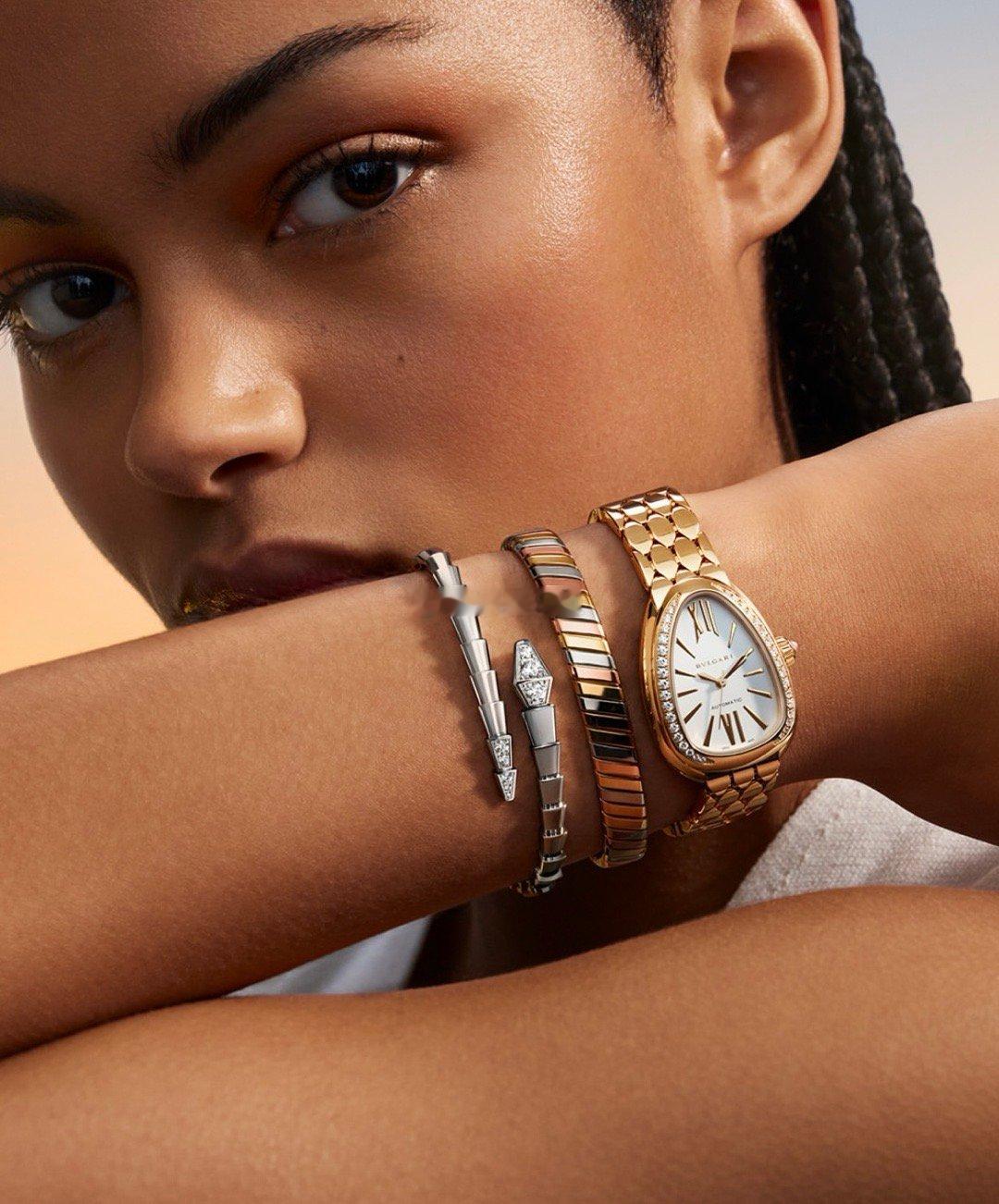 2025年配饰搭配的最大趋势，就是告别单调，拥抱“层次感”。如果你觉得叠戴只是随