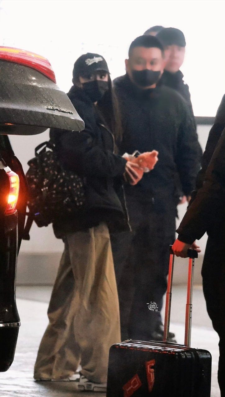 娱乐杨幂走机场带的狐狸是九尾送的九尾给杨幂送花九尾给杨幂送花，好用心好漂亮！ 