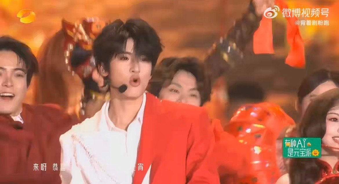 张峻豪元宵晚会开场秀张峻豪元宵晚会舞台 唱跳打鼓全能在线，张峻豪开场舞台实力圈粉