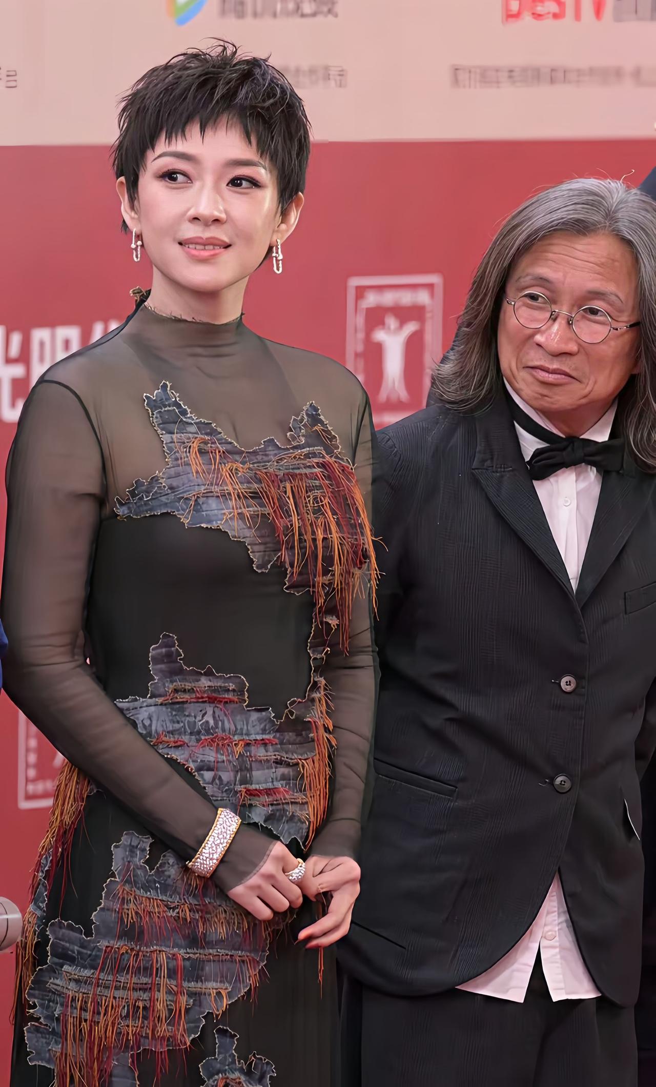 近日，上海电影节红毯上，章子怡一头短发造型亮相，真的又美又飒。

章子怡不愧是三