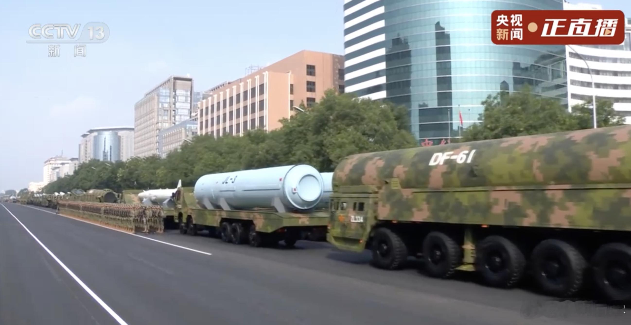 这些先进武器我们也有了 又一次被国家军队的风采震撼到，内心无比骄傲。我们不应该庆