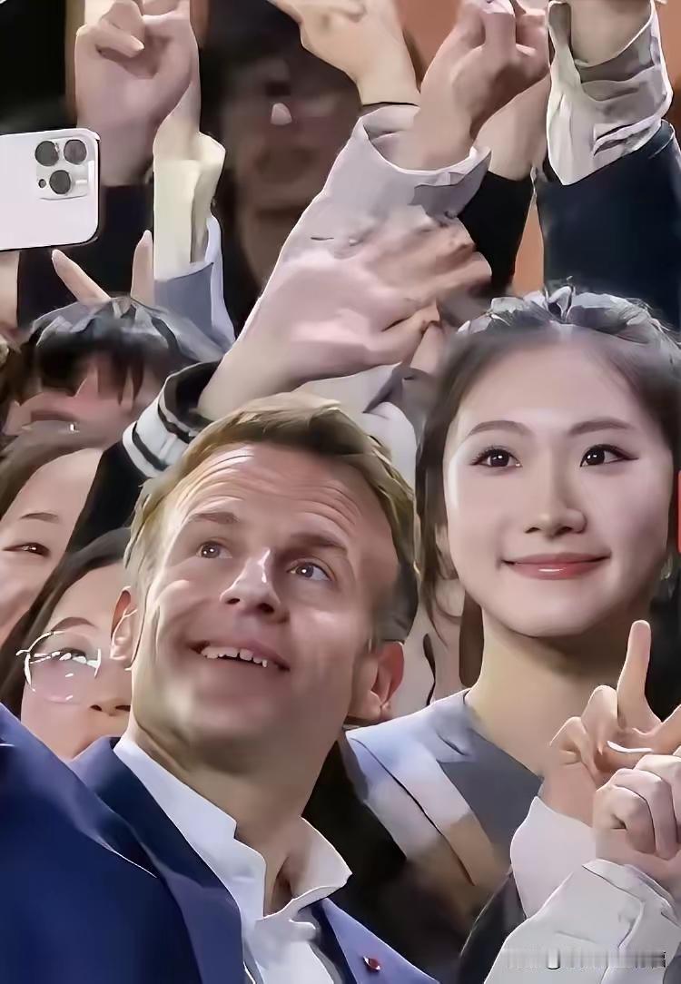 马克龙回法国了，但是四川大学这名漂亮的女孩可火了，现在是上门找她谈合作人太多了，