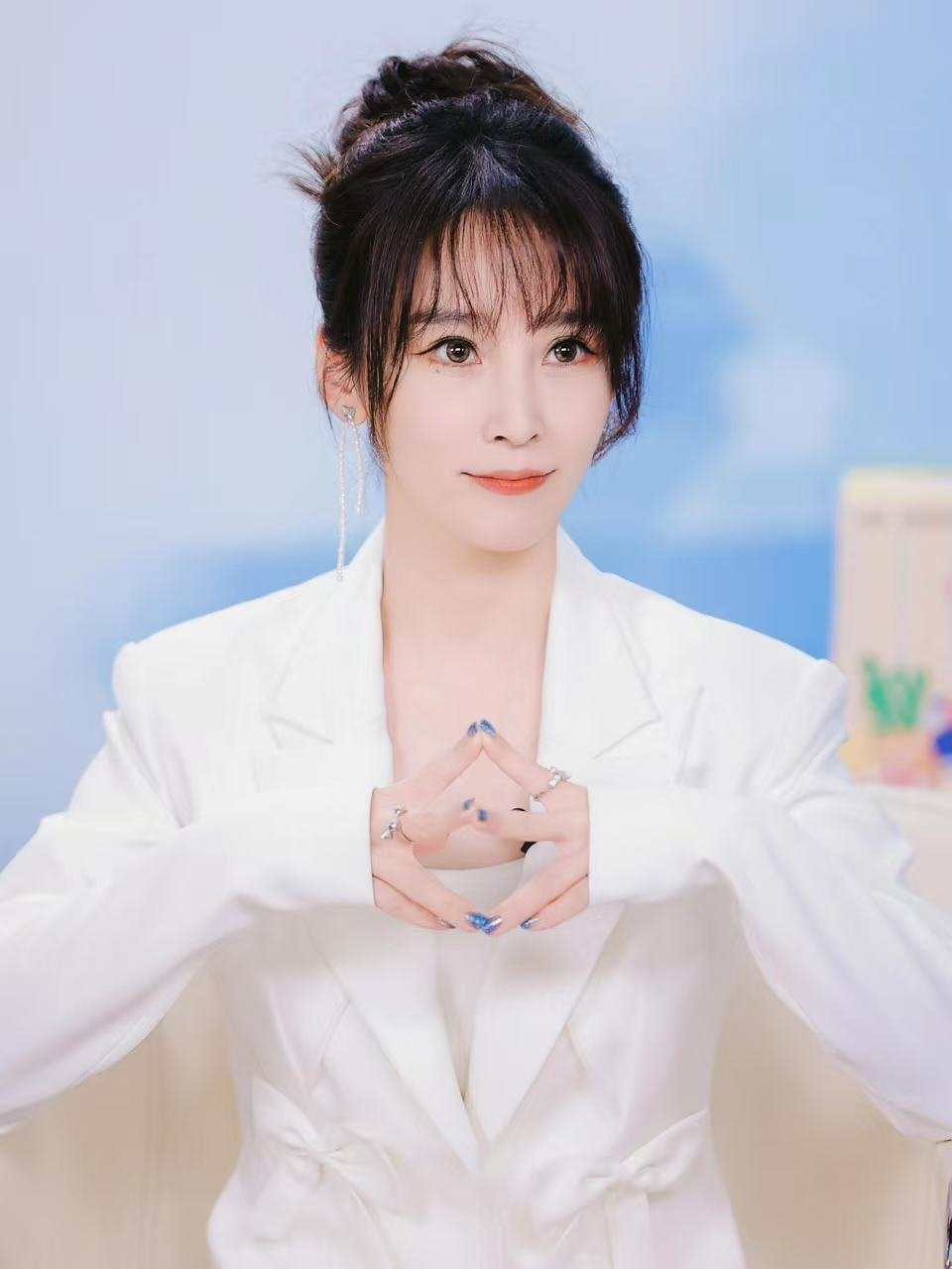 谢楠主持吴京电影首映 谢楠的行程：浪姐累死累活→休息时间→给吴京主持首映。铁娘子