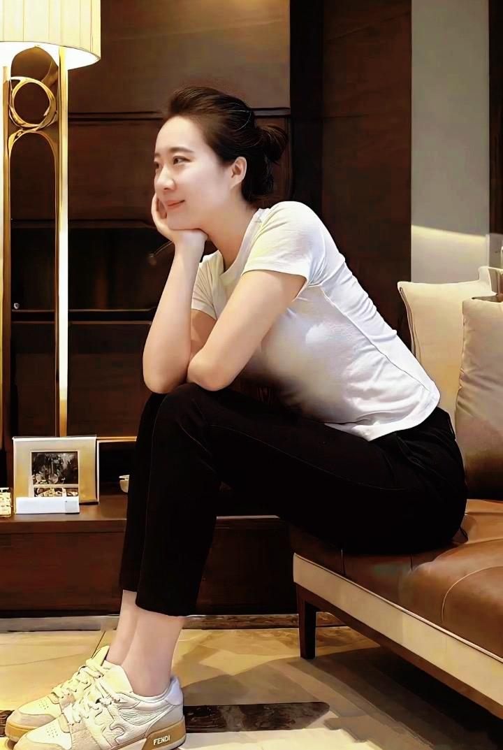 精致的女孩子即便不化妆，也清纯可人。自然淡雅妆容