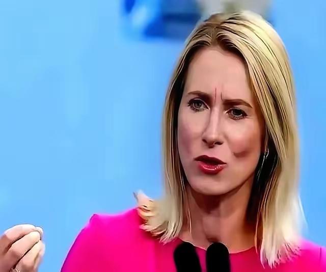 “拿破仑和希特勒，当年也问过同样的问题。”就这一句话。全场鸦雀无声。我跟你说，当