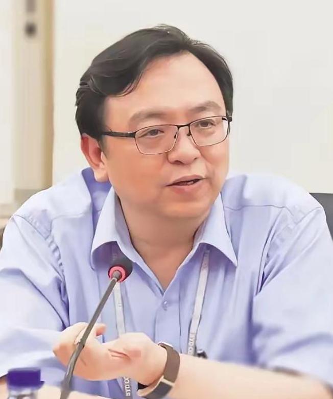 俞敏洪问王传福："你的公司为什么要取名叫比亚迪？"王传福摆摆手："我也不想取这个