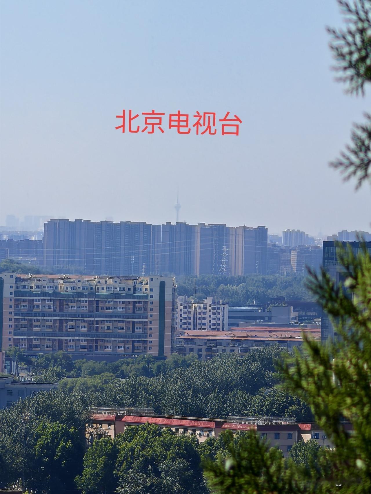 随手拍张天空照从昌平北山拍北京电视台