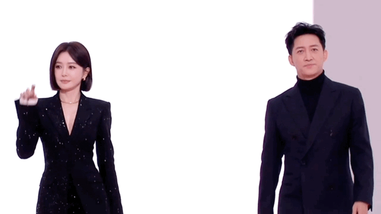 秦岚红毯造型演了部双女主戏 秦岚生图原来不止可以有知性风格，还可以这么酷，这么帅