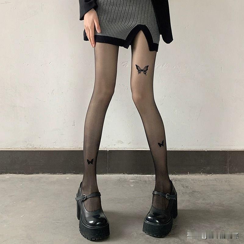 时尚蝴蝶纹身，黑丝袜与高跟鞋的完美搭配，尽显优雅与个性！