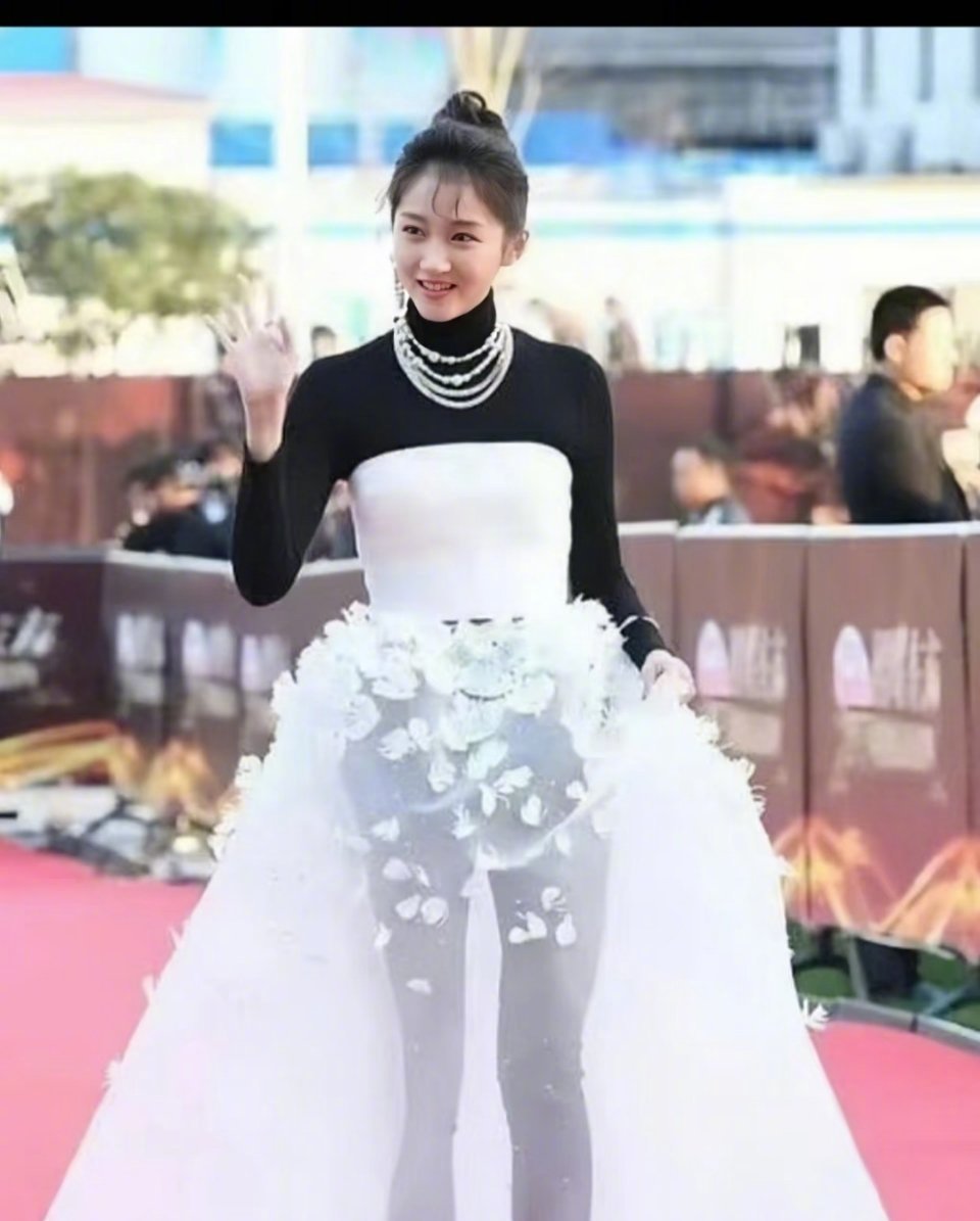 摄影师为关晓彤身材发生  摄影师说关晓彤头小脸小，这个我认同，关晓彤身材不能说不