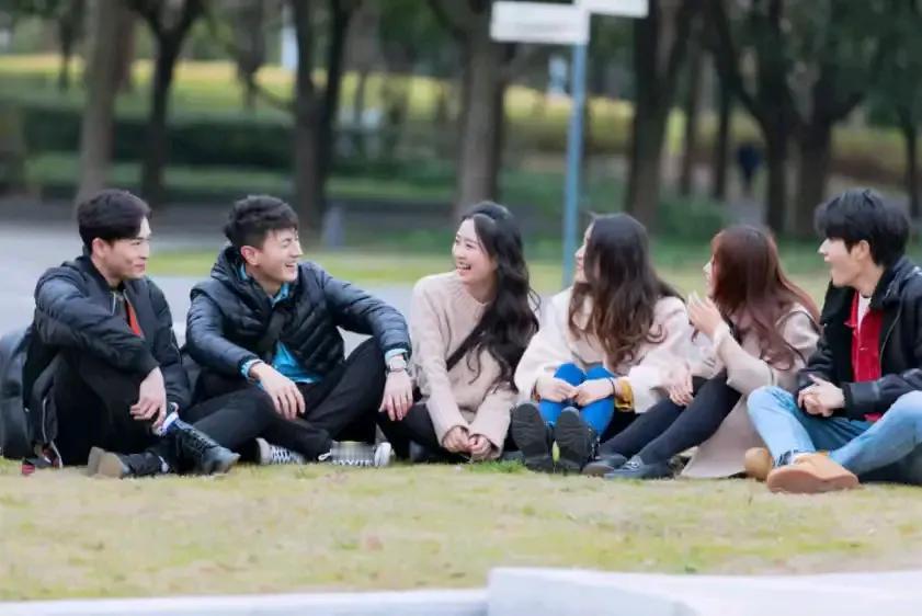 最近消费行业炸出两个大消息，简直让人惊掉下巴！如今的年轻人，居然连高端白酒和原价