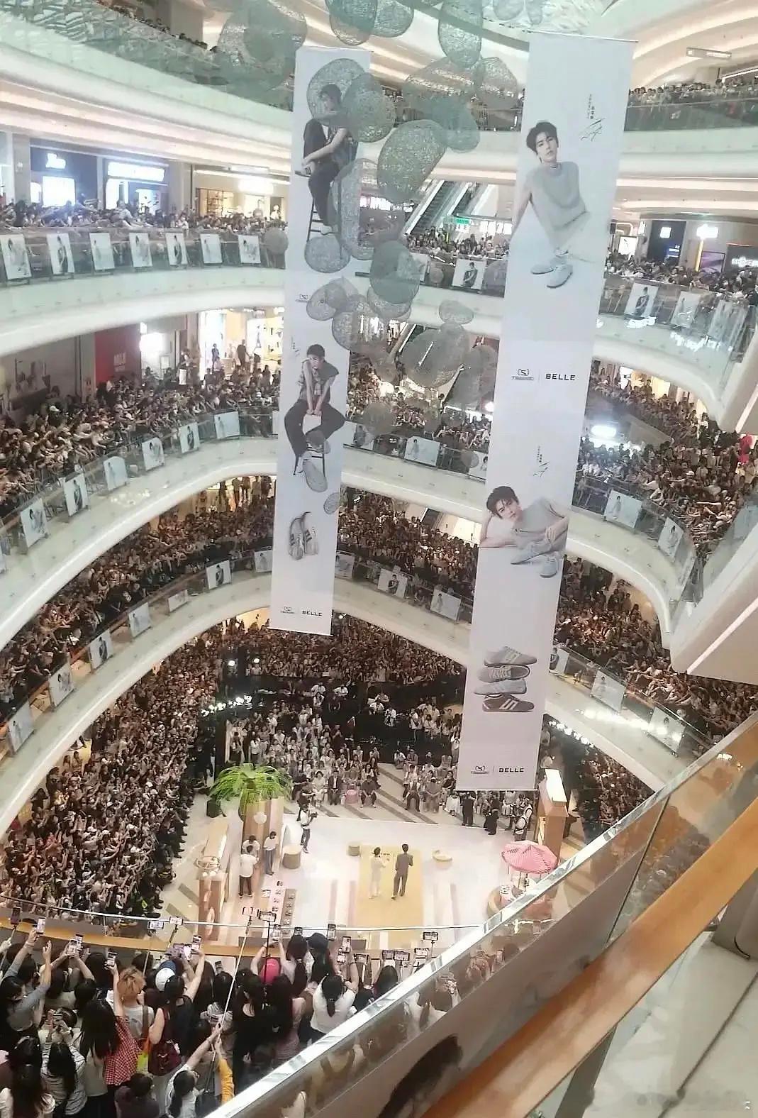 张凌赫大爆剧之后第一个线下活动人山人海 这是真爆了👍🏻 