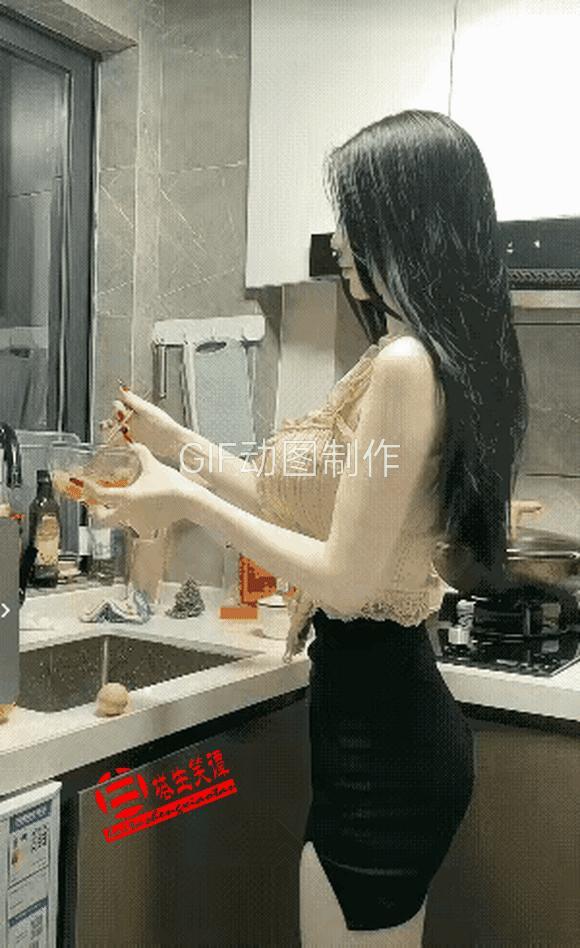 这姑娘老了的时候绝对会腰肌劳损，腰间盘突出[泣不成声]#老老妹还美不美# #这位