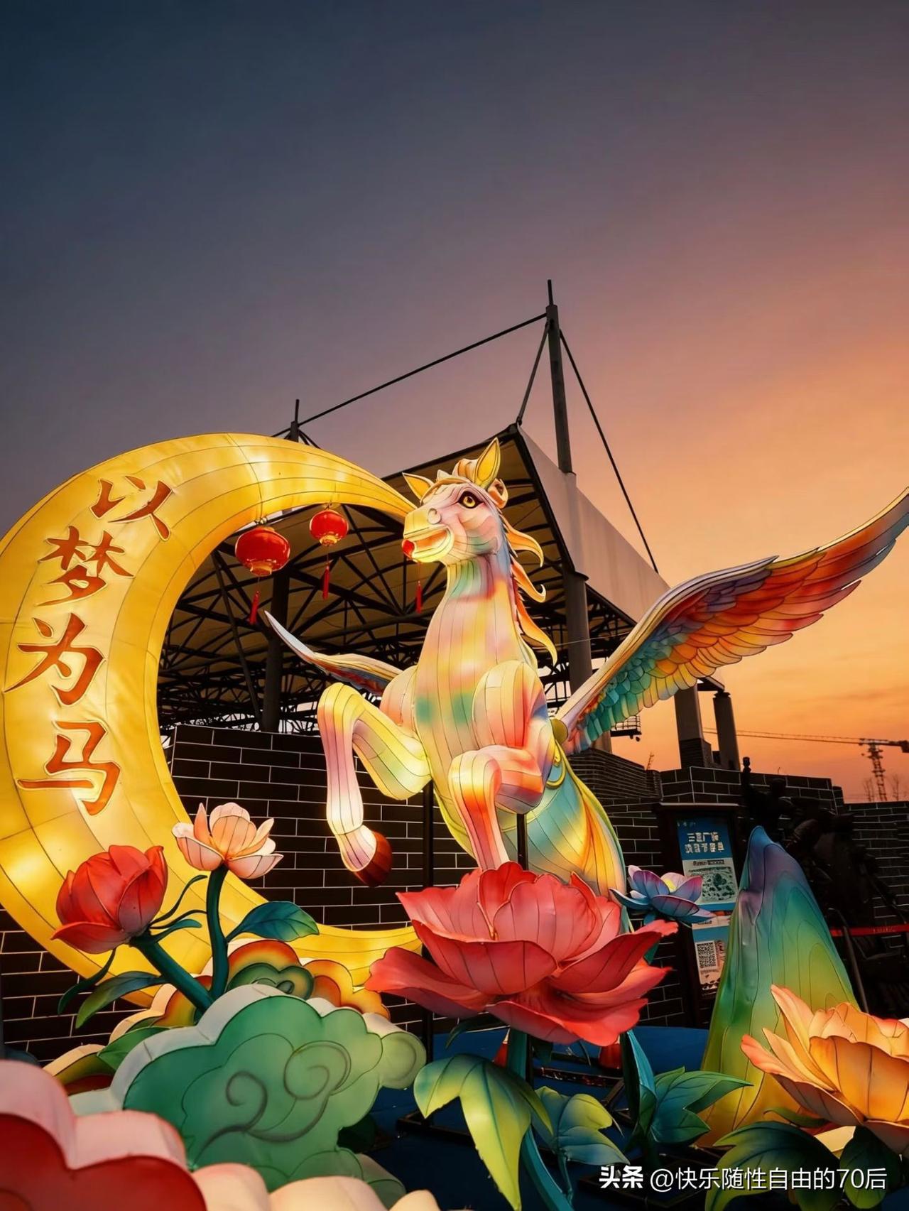 春节到，鸿运照，烦恼的事儿往边靠，祝君出门遇贵人，在家听喜报！发奖金啦。