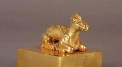 1993年，郭新科在墓中将一颗800克的皇后金印吞入腹中，回家后，他喝下一大壶香