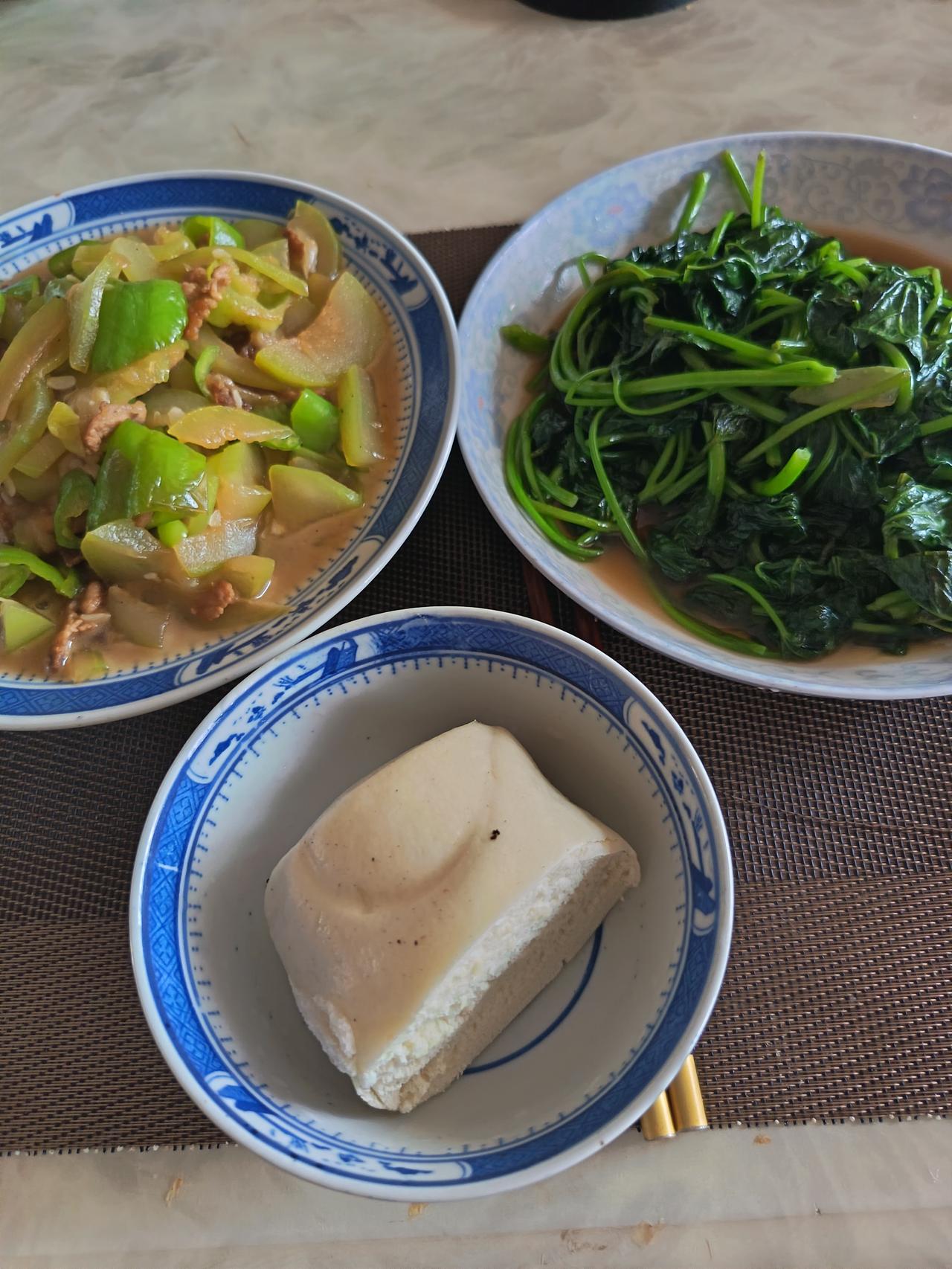 昨天晚上睡得很晚，从四姐家回来又淋了一场雨，冲完凉以后凌晨一点多钟才睡觉。

今