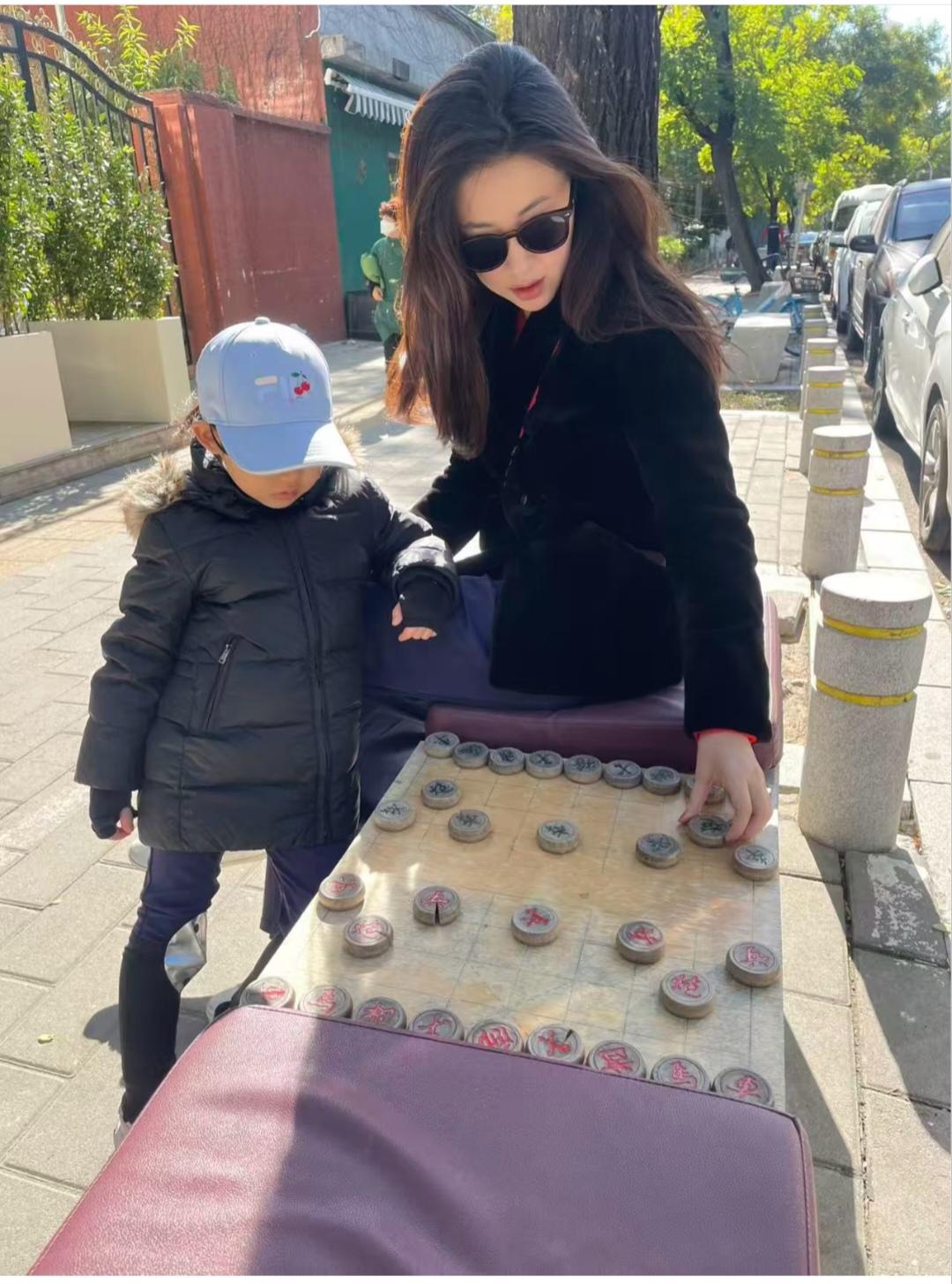 天啊，朱珠真是个才女，在外面还要交给女儿下象棋。