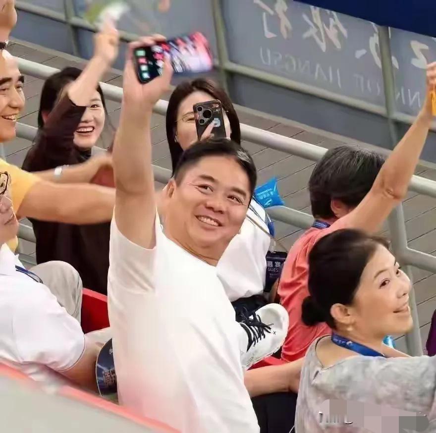 刘强东现身苏超联赛，为什么有钱人手机都不离手的