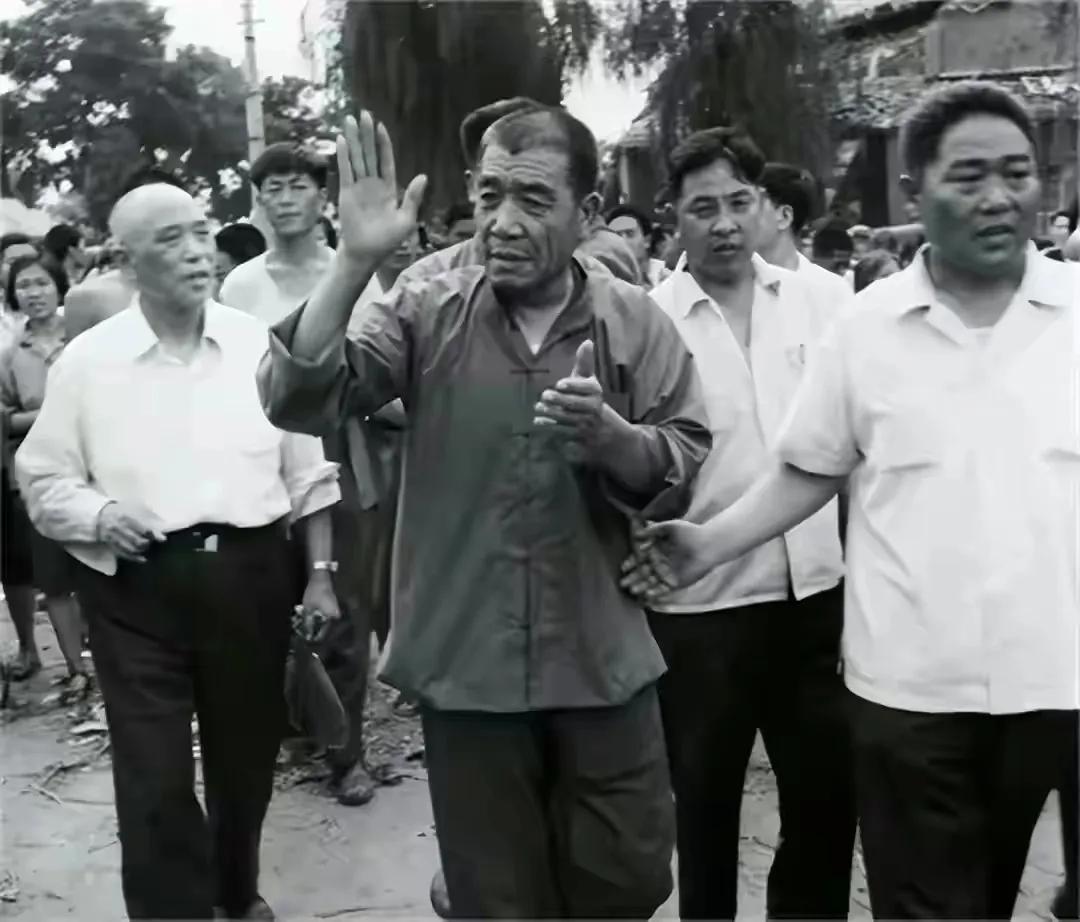 1974年，陈永贵批评北大荒农场不会种地，场长回去对部下说道：他懂个屁，他大寨才