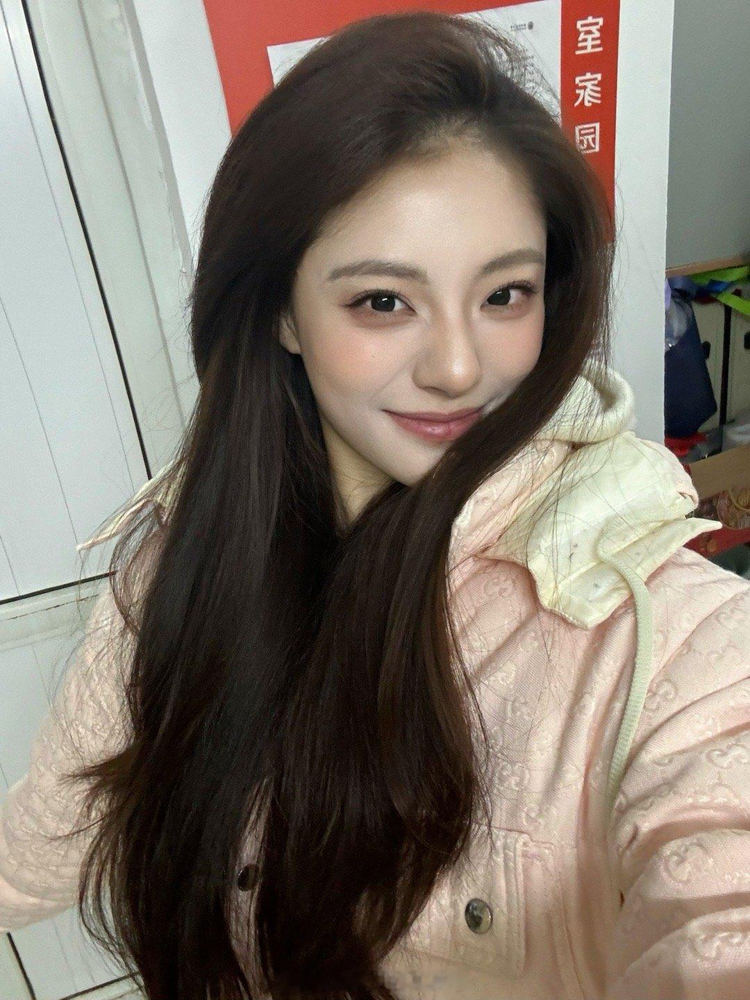 三天没洗头了咋还这么蓬呢哈哈哈哈，冬天真的懒得洗头啊啊啊啊啊啊，洗一次头就能坚持