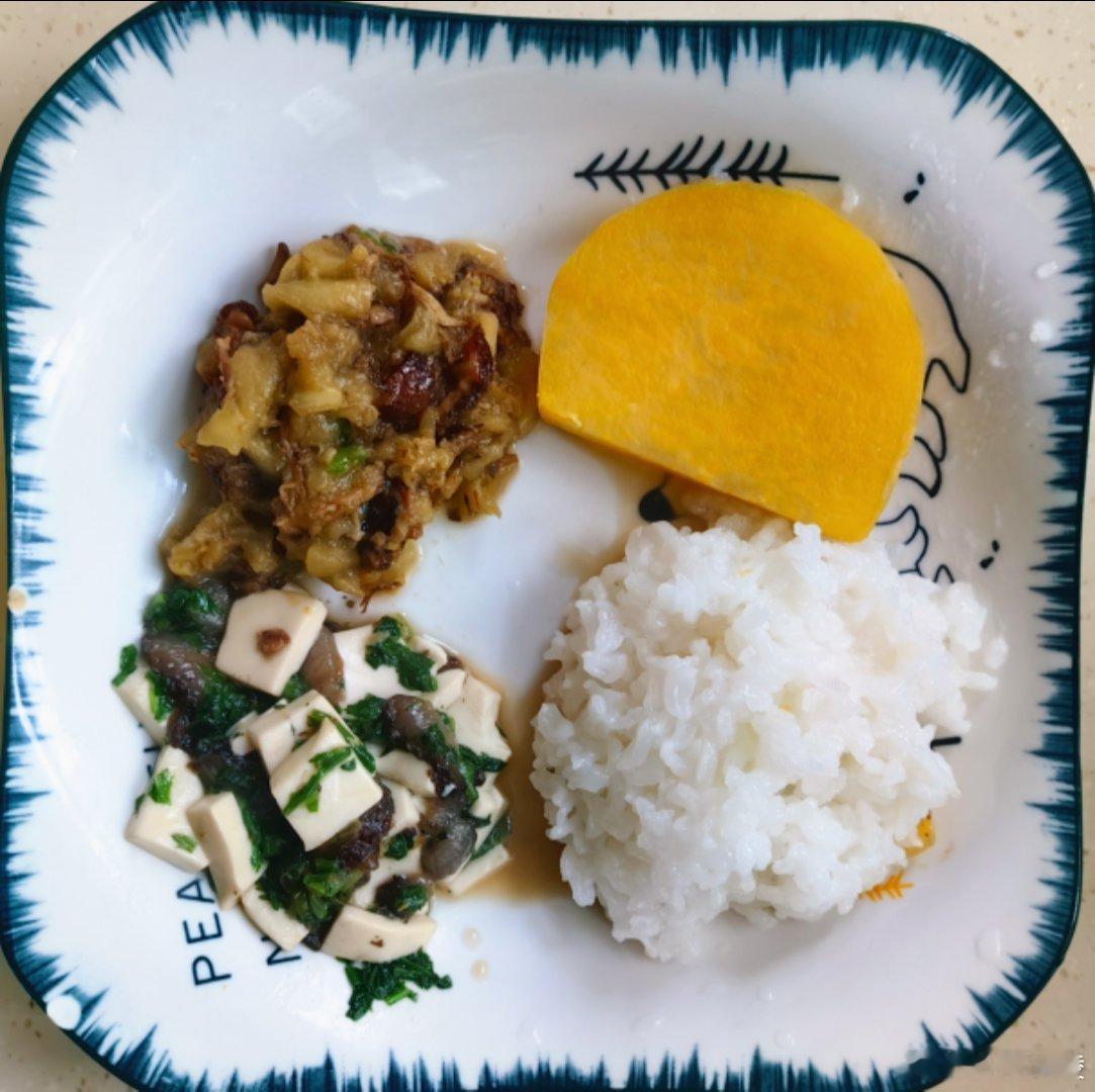 老母亲午餐：软米饭（4倍水），蒸红薯，烂肉沫茄子，茼蒿心海参嫩豆腐，基本吃完了。