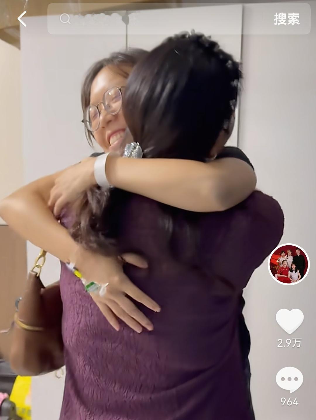 许健华奔赴南京，和儿女中秋团聚
 
谢浩男妈妈许健华收拾好大包小包，独自一人赶往