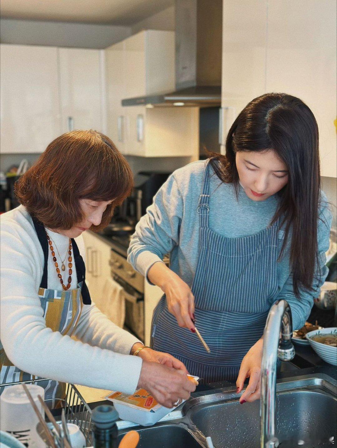 曾黎晒母亲1998年写给自己的信无即时消息的年代书信传情，曾黎母亲的手写信，细腻