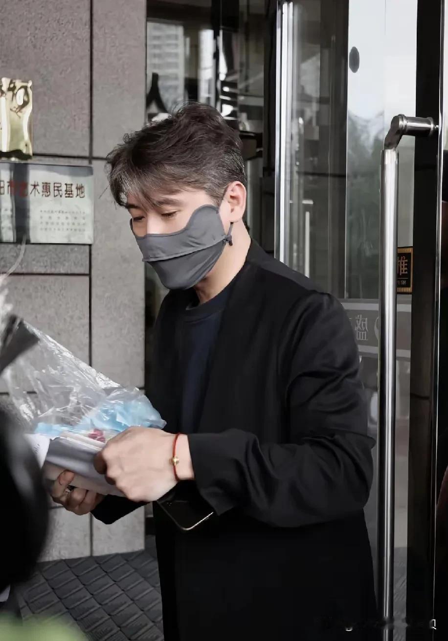 感觉李乃文这两天真的沧桑好多，站姐发的精修图都要掩盖不住的憔悴。

昨天演出结束