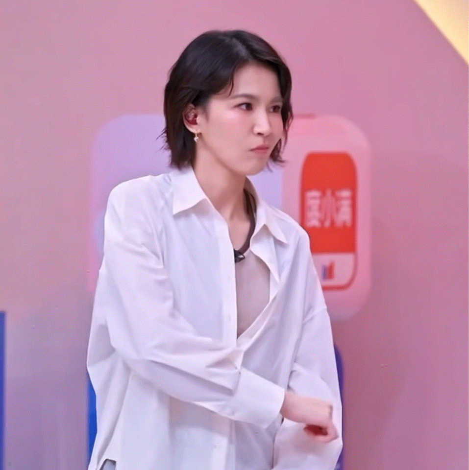 曾沛慈高音曾沛慈这个表情和比耶感觉下一秒要做坏事了哈哈哈哈哈 