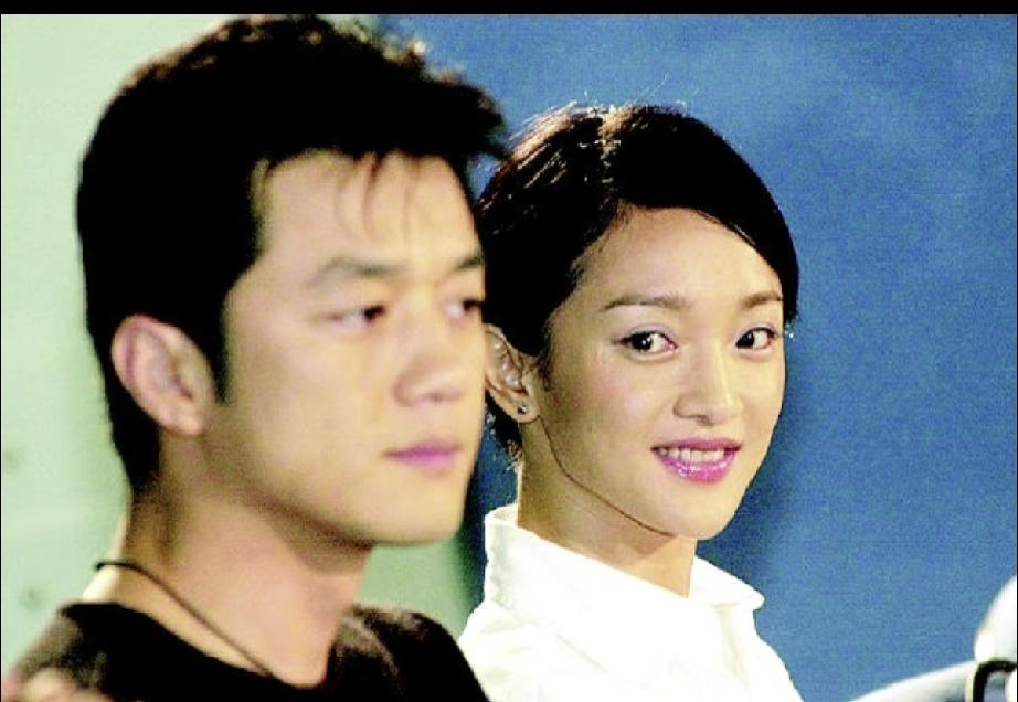 周迅有一双灵动的大眼睛。
她看李亚鹏的眼神在拉丝，
李亚鹏回应的笑容好幸福；
周