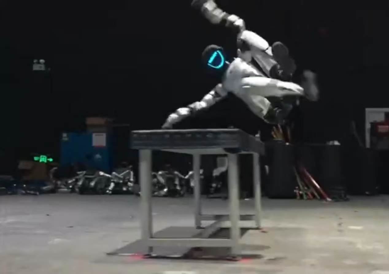 谁懂啊机器人元年的科技感太炸了 虽然今年确实机器人多点，但也不意味着就能很快普及