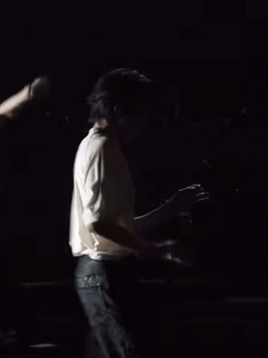 男孩女孩蹦迪 