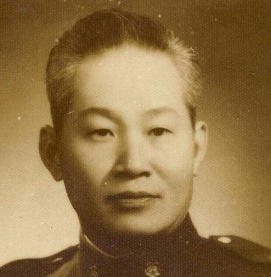 1951年的一晚，孙立人躺在床上，准备入睡，习惯性地将妻子搂进怀中。然而，刚一搂