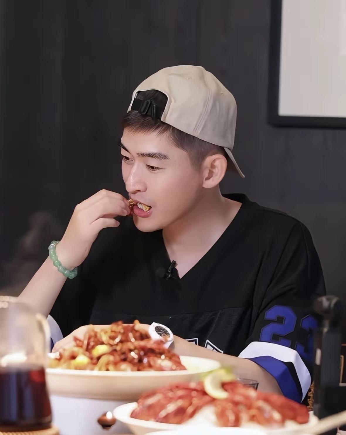 张翰在吃什么？这么好吃的样子