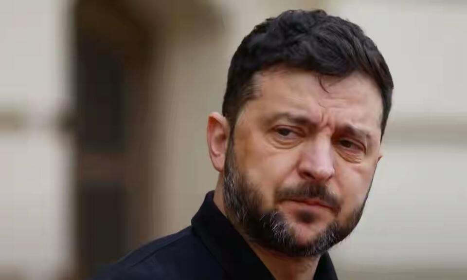 泽连斯基真到了穷途末路，竟在圣诞夜许愿“他该去死”，何其失态！这哪像一国领袖？分