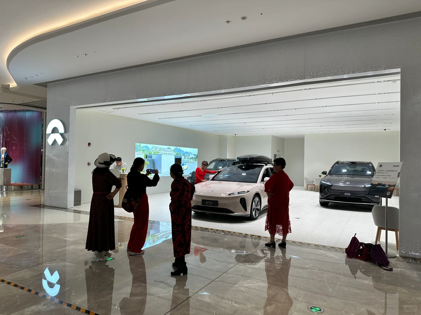 偶遇……
蔚来的审美老少通吃，挺好……
	
