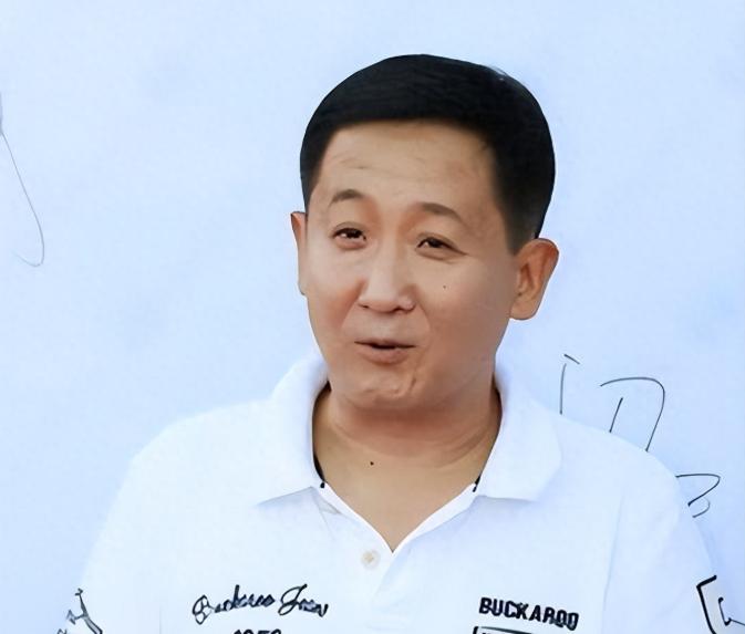梁天现状：66岁未再婚，两段婚姻和平散场，大哥留下的400万债务他还了十几年
